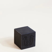 Load image into Gallery viewer, Paca Botánica in Luna - Detoxifying Charcoal + Bentonite Clay Soap