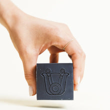 Load image into Gallery viewer, Paca Botánica in Luna - Detoxifying Charcoal + Bentonite Clay Soap